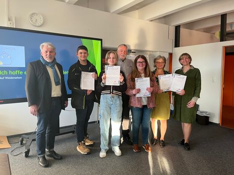 praesentation-der-urkunden-zur-schuelerwerkstatt